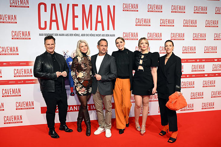 v.l.: Guido Maria Kretschmer, Laura Lackmann (Regie und Drehbuch), Moritz Bleibtreu, Martina Hill, Laura Tonke und Alexandra Neldel auf der Filmpremiere von CAVEMAN Foto: Hannes Magerstaedt /Getty Images für Constantin Film